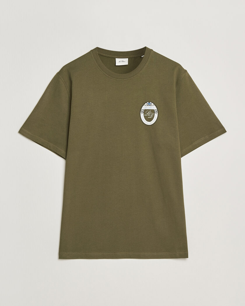 LES DEUX Brday Emblem T-Shirt Olive Night Green – Verde