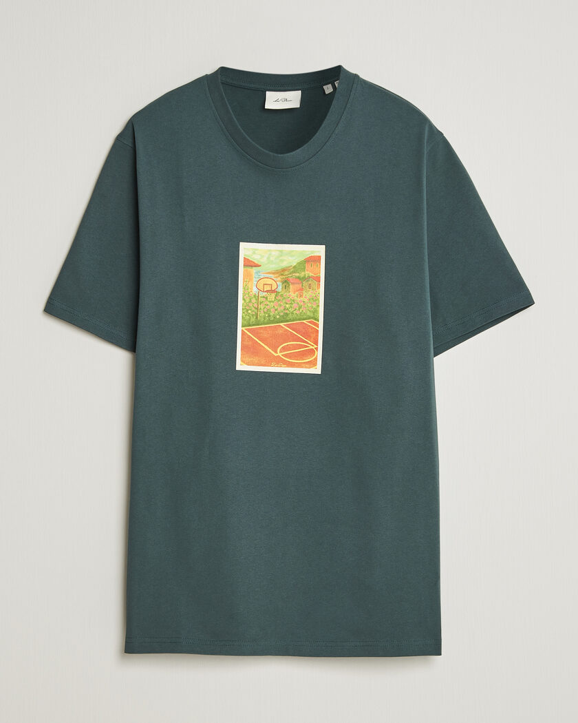 LES DEUX Court Printed T-Shirt Pine Green – Verde