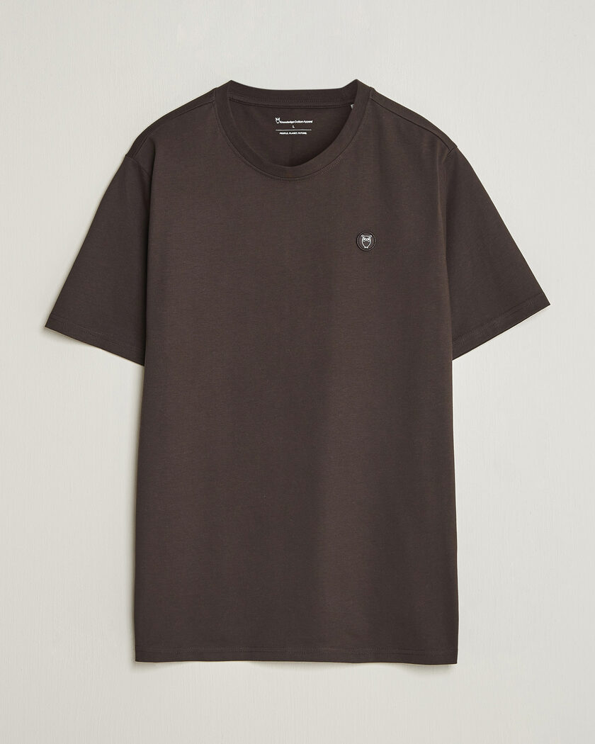 KnowledgeCotton Apparel Loke Badge T-Shirt Chocolate Torte – Marrone