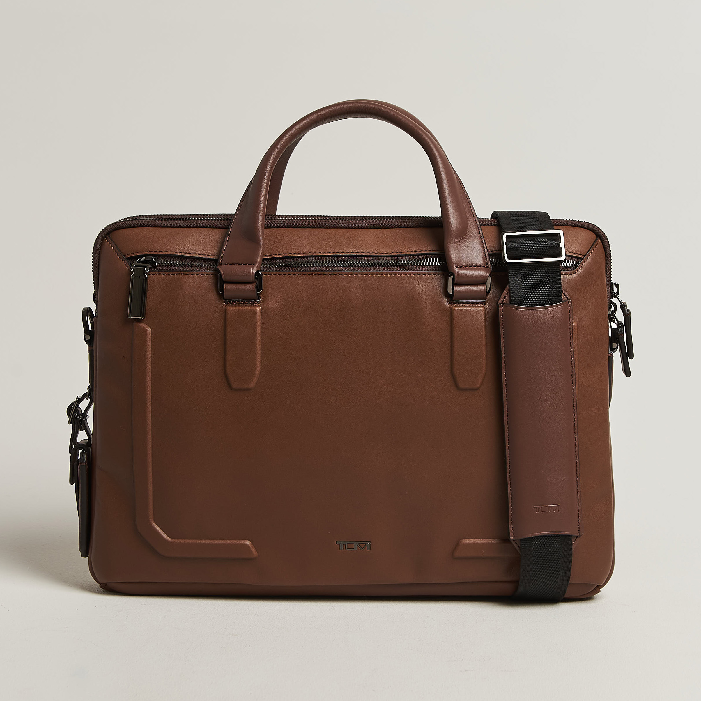 TUMI Harrison Sycamore Slim Leather Brief Cognac Bombe – Nero