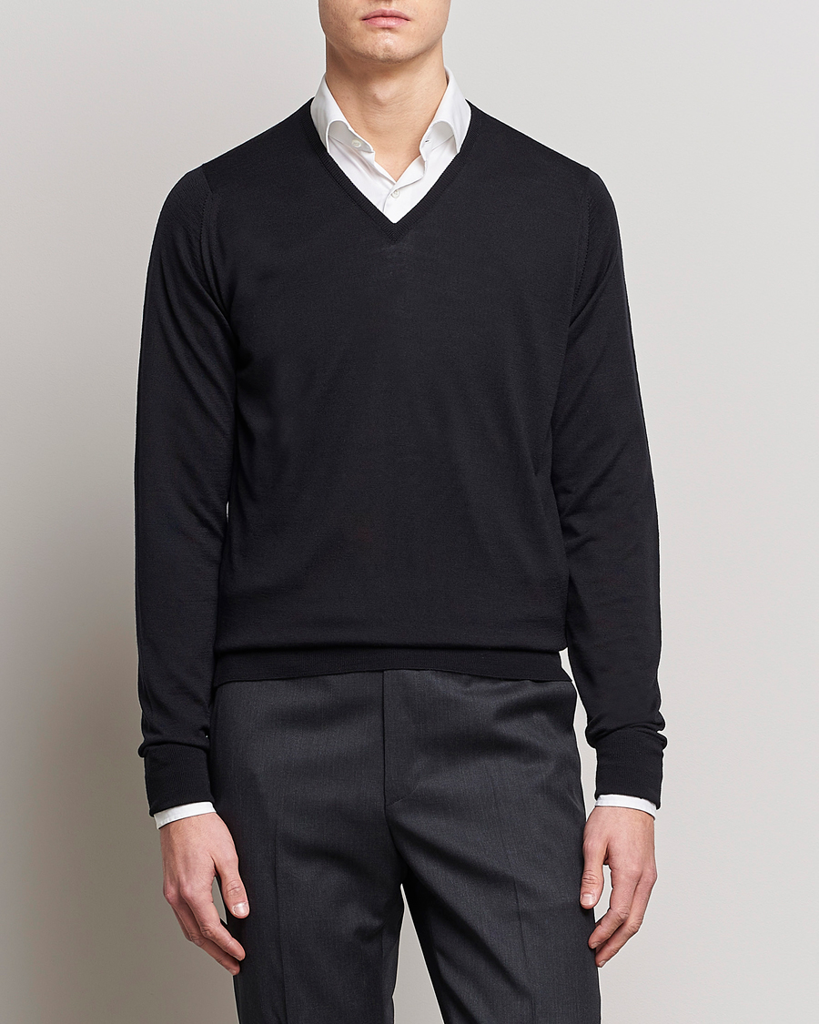 Uomini | Maglieria | John Smedley | Bobby Extra Fine Merino V-Neck Pullover Black