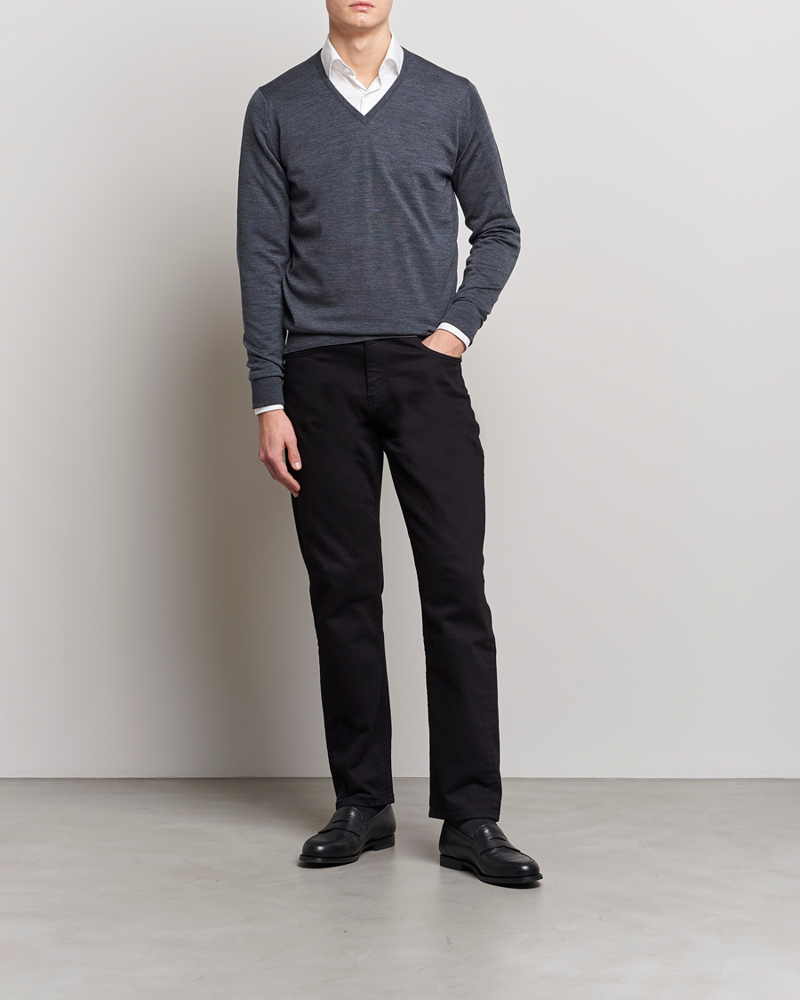 Uomini | Maglieria | John Smedley | Bobby Extra Fine Merino V-Neck Pullover Charcoal