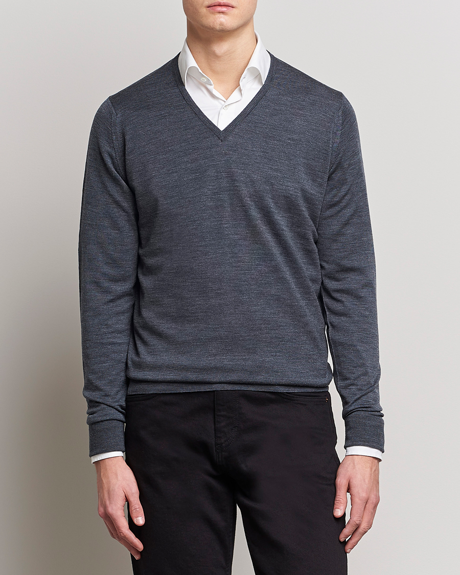 Uomini | Maglieria | John Smedley | Bobby Extra Fine Merino V-Neck Pullover Charcoal