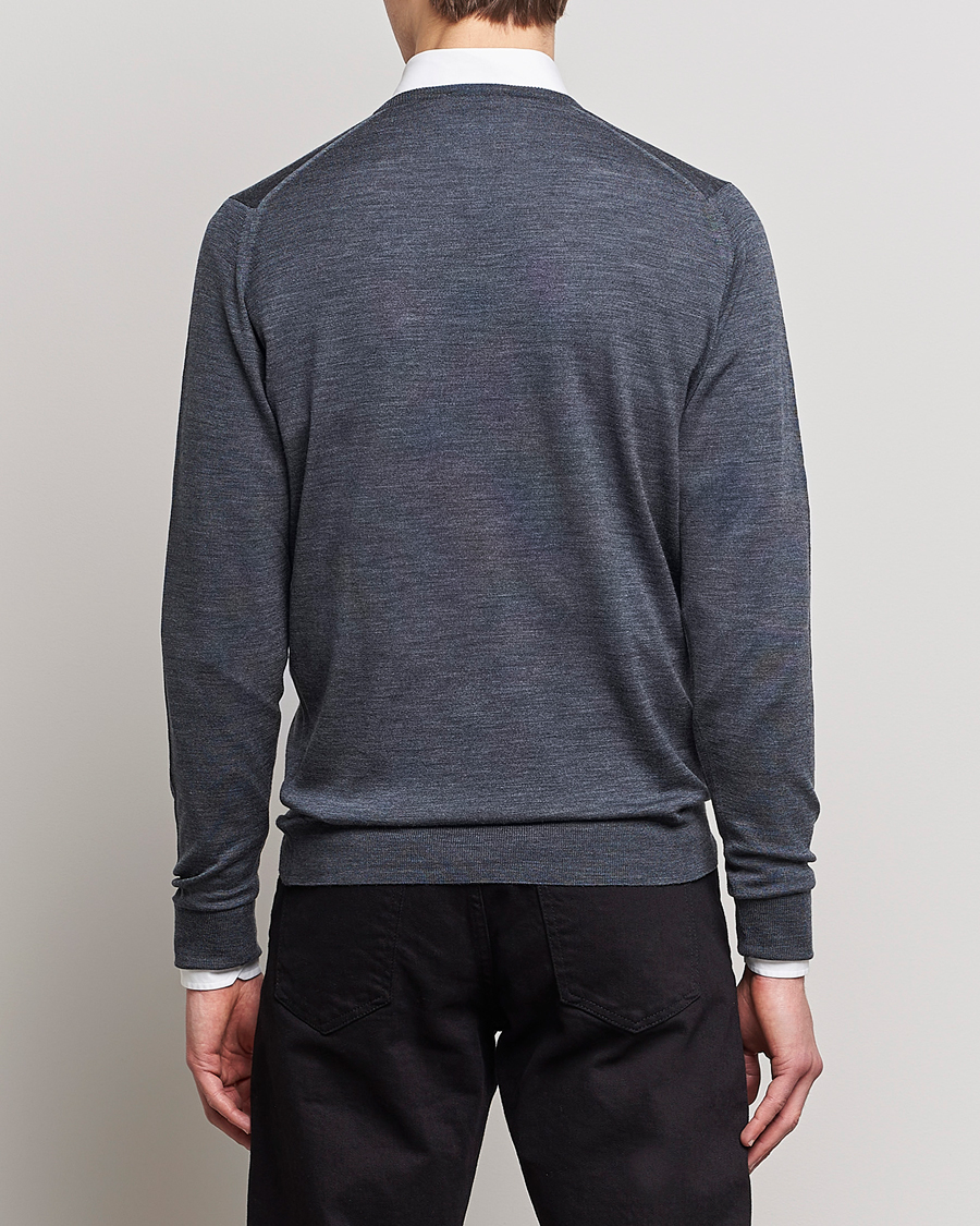 Uomini | Maglieria | John Smedley | Bobby Extra Fine Merino V-Neck Pullover Charcoal