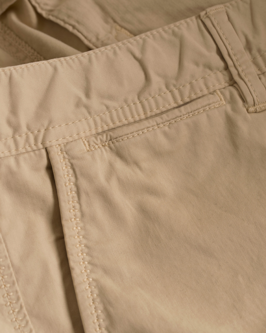 Uomini | Pantaloni | J.Lindeberg | Chaze Deco Satin Stretch Chinos Beige
