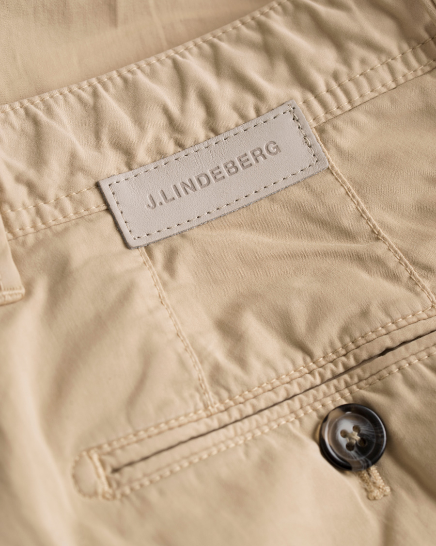 Uomini | Pantaloni | J.Lindeberg | Chaze Deco Satin Stretch Chinos Beige