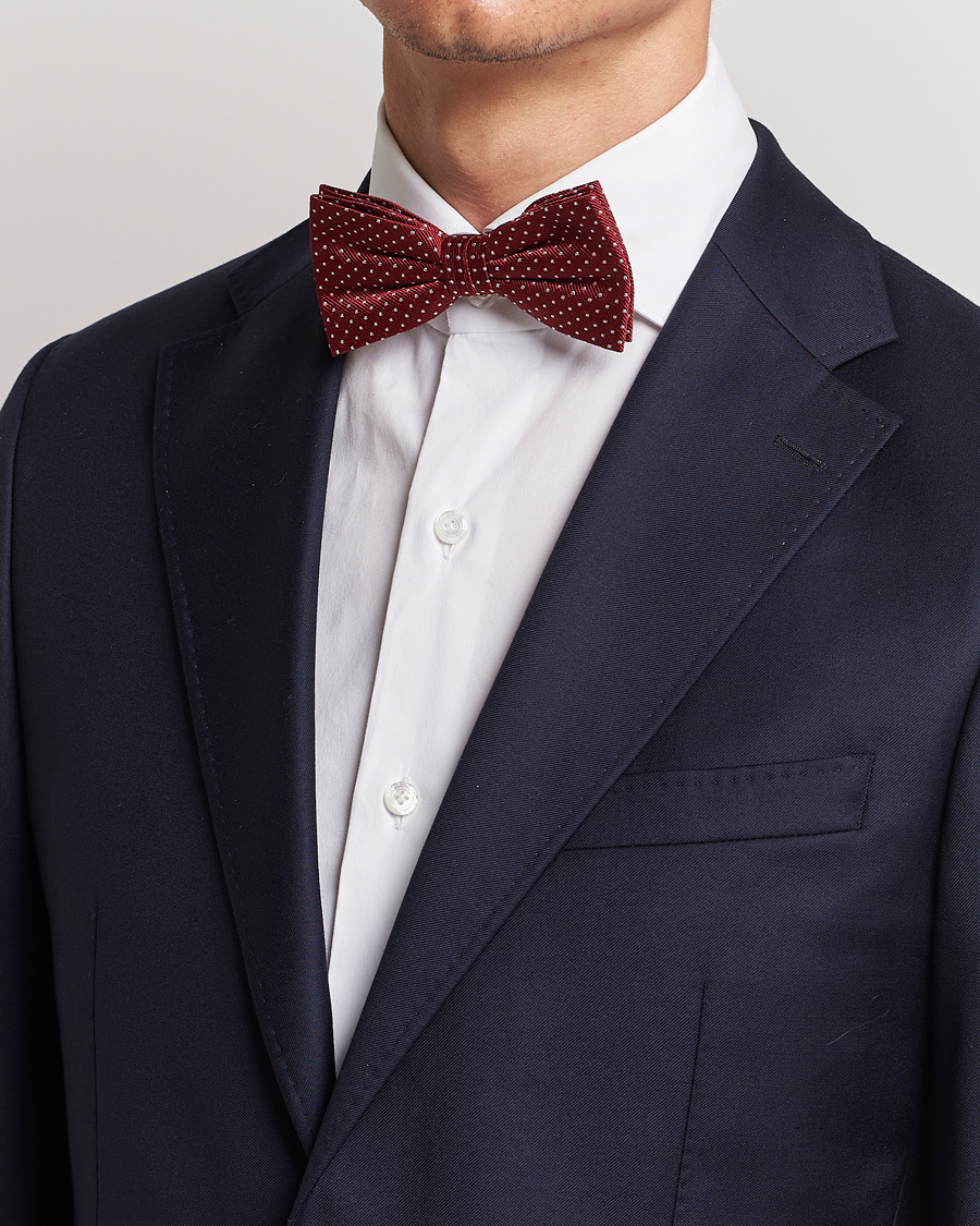 Uomini | Amanda Christensen Micro Dot Pre Tie Silk Wine Red | Amanda Christensen | Micro Dot Pre Tie Silk Wine Red