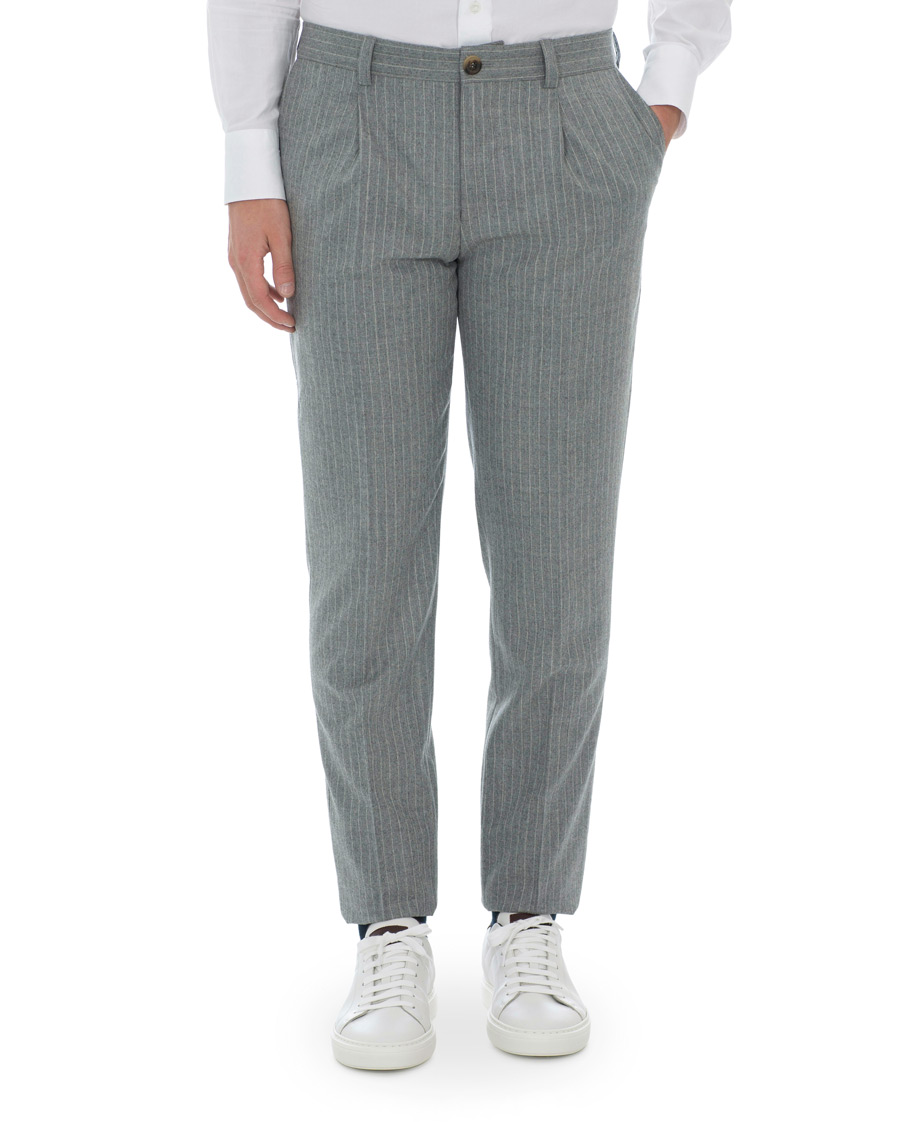 Uomini | Pantaloni | Brunello Cucinelli | Slim Fit Pin Stripe Pleated Flannel Trousers Light Grey