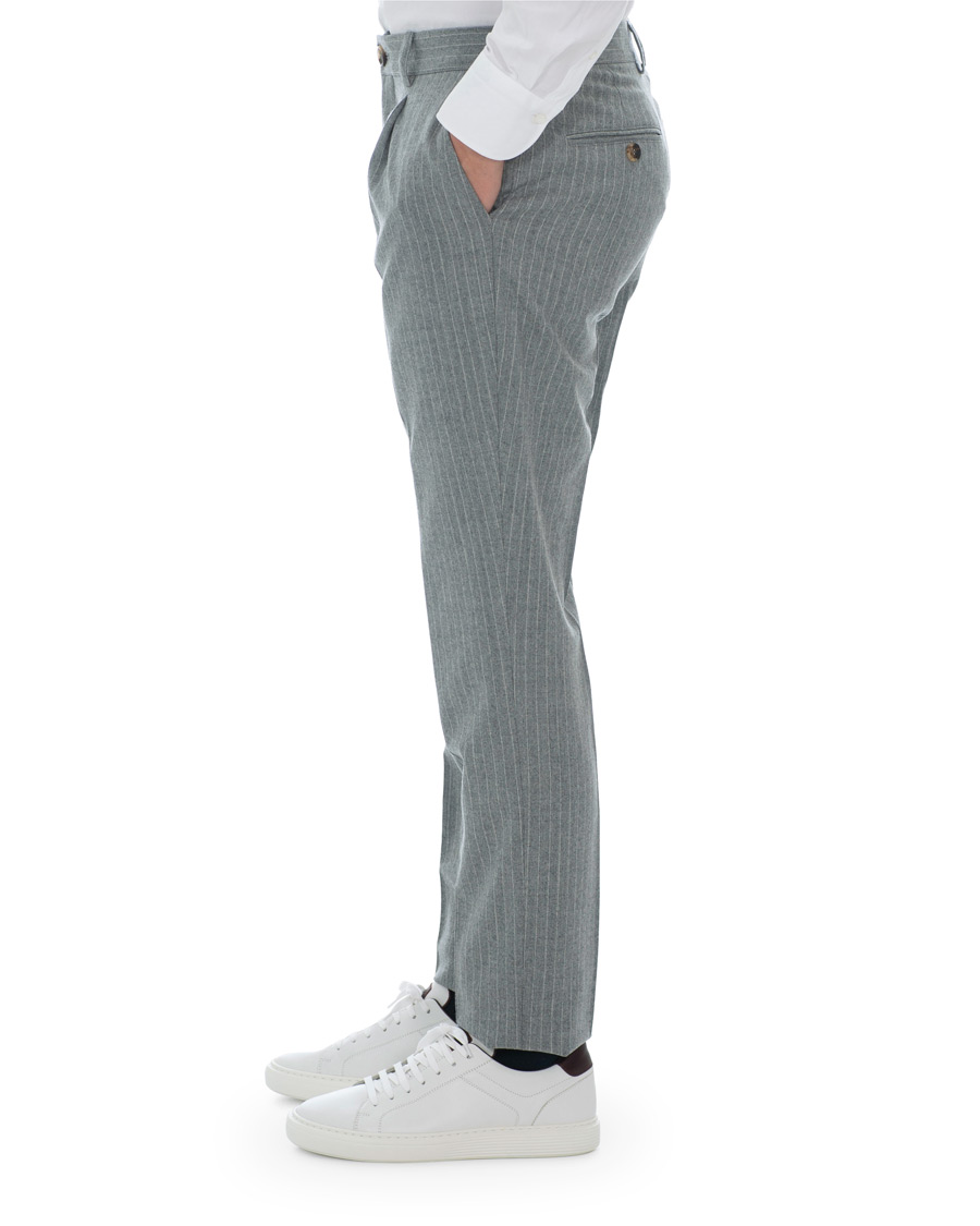 Uomini | Pantaloni | Brunello Cucinelli | Slim Fit Pin Stripe Pleated Flannel Trousers Light Grey