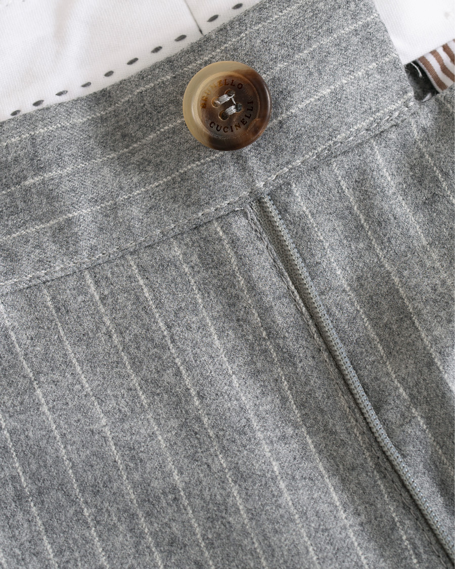 Uomini | Pantaloni | Brunello Cucinelli | Slim Fit Pin Stripe Pleated Flannel Trousers Light Grey