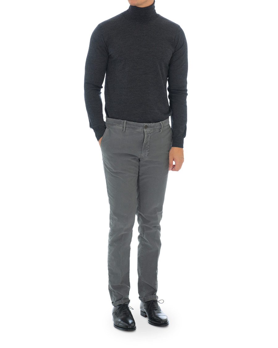 Uomini | Maglieria | Oscar Jacobson | Cole Extra Fine Merino Rollneck Dark Grey