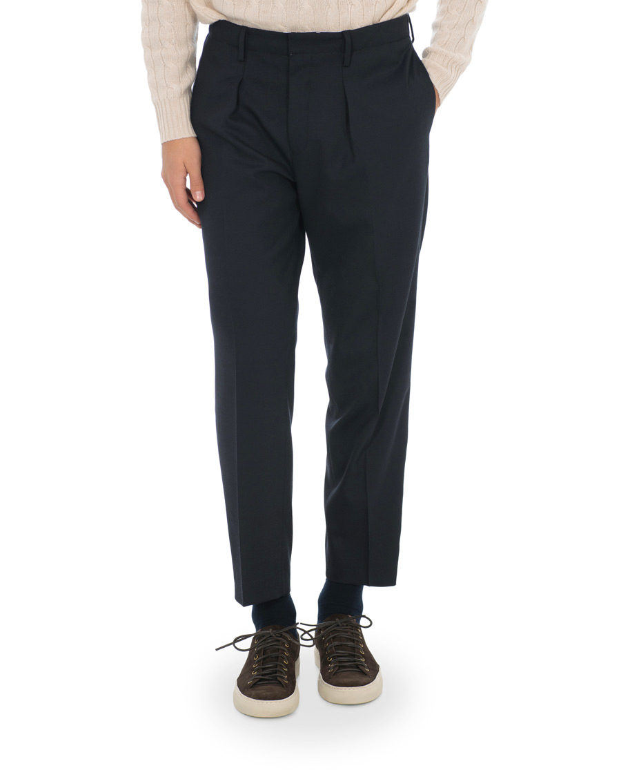 Uomini | Pantaloni | Tiger of Sweden | Tarine Cropt Pleated Trousers Navy