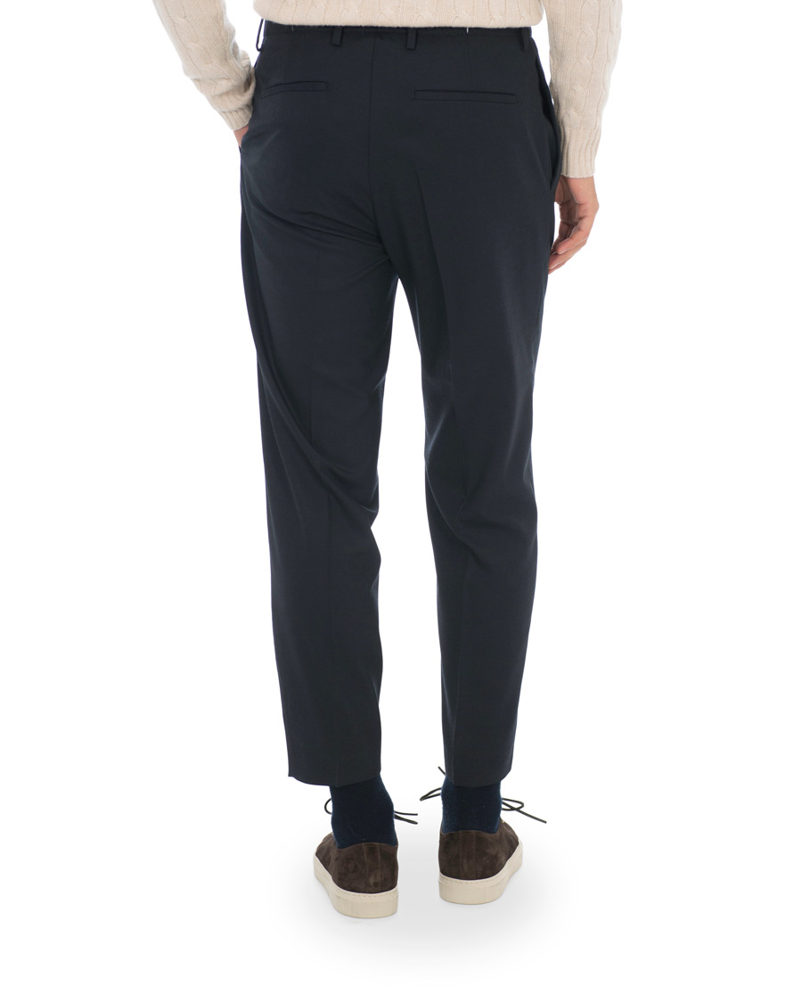 Uomini | Pantaloni | Tiger of Sweden | Tarine Cropt Pleated Trousers Navy
