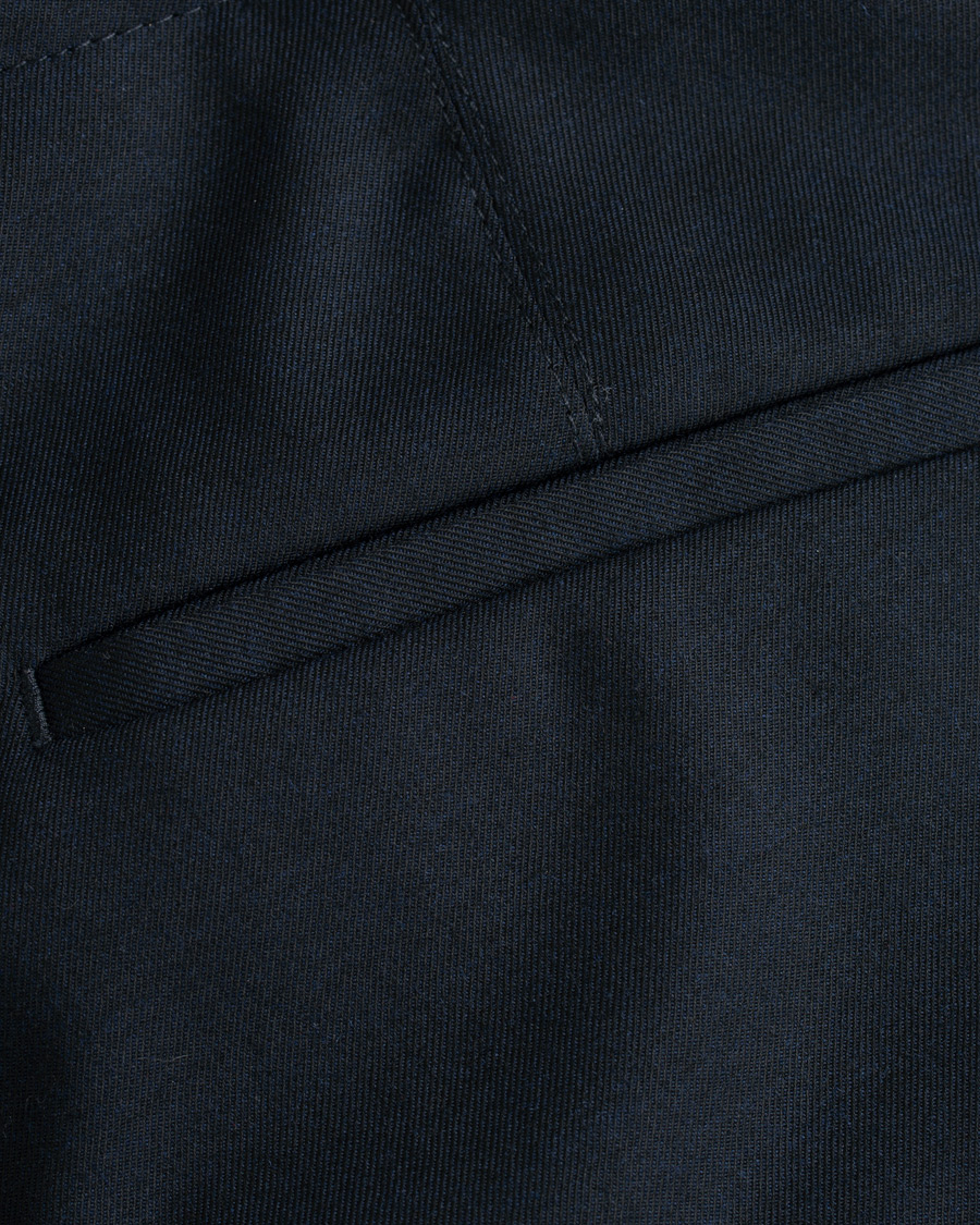 Uomini | Pantaloni | Tiger of Sweden | Tarine Cropt Pleated Trousers Navy