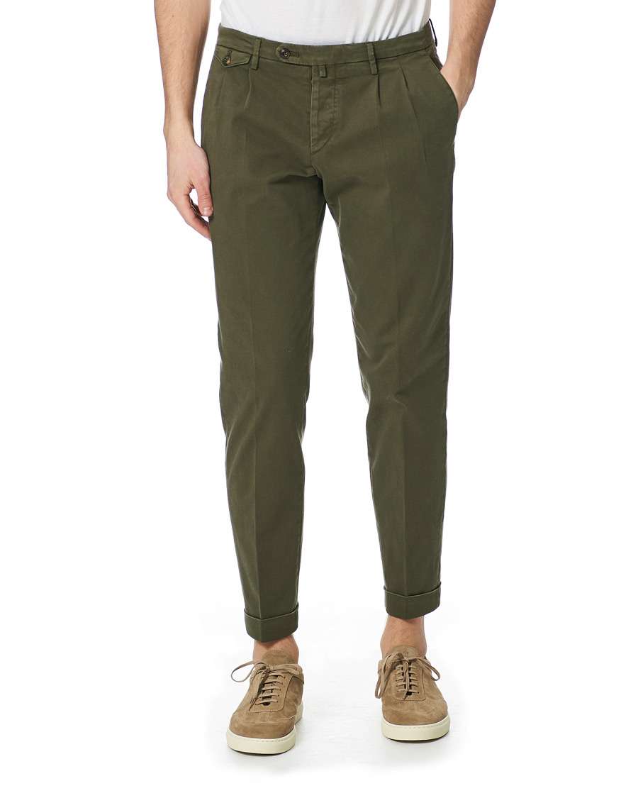 Uomini | Pantaloni | Briglia 1949 | Easy Fit Pleated Cotton Chinos Olive