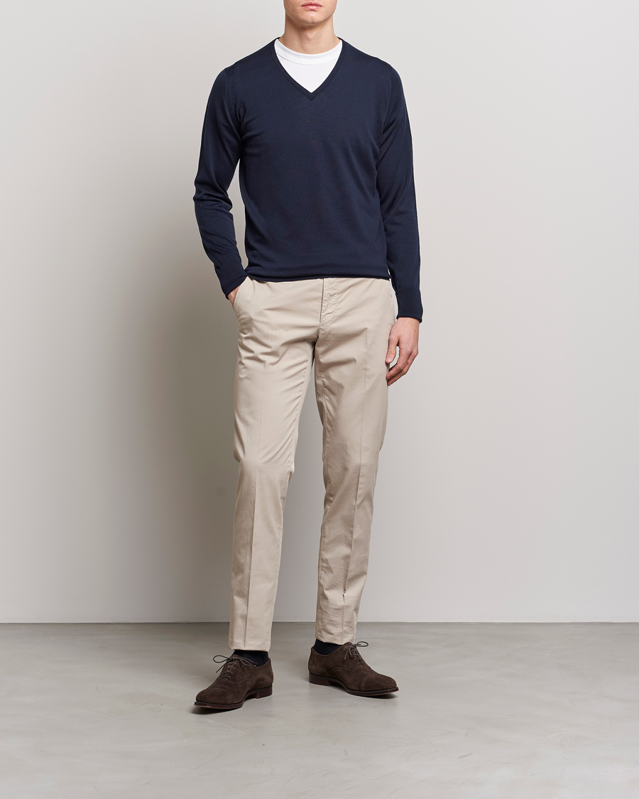 Uomini | Maglieria | John Smedley | Bobby Extra Fine Merino V-Neck Pullover Midnight