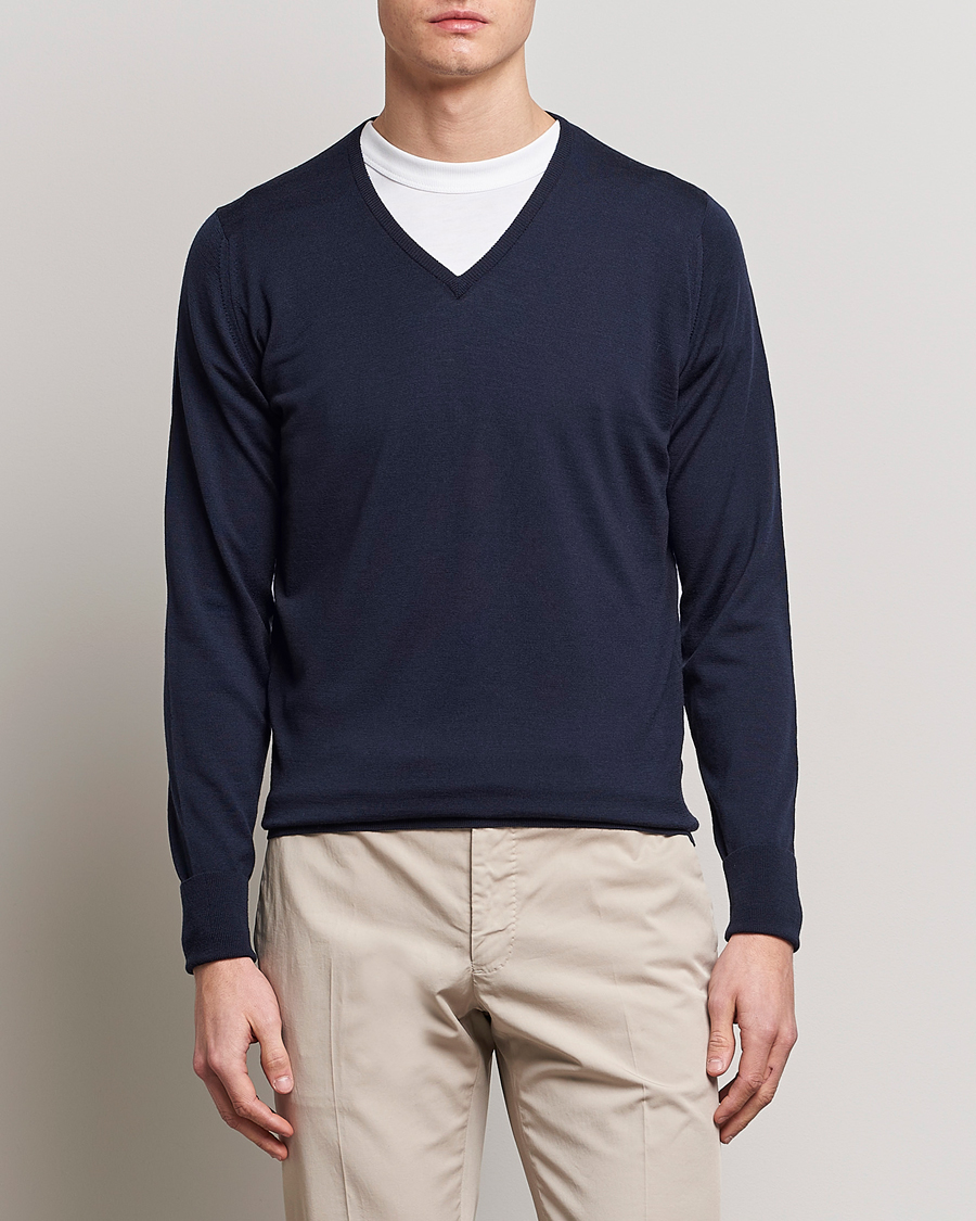 Uomini | Maglieria | John Smedley | Bobby Extra Fine Merino V-Neck Pullover Midnight