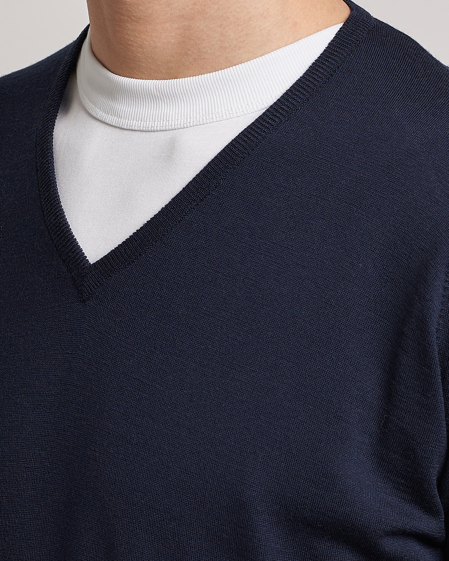 Uomini | Maglieria | John Smedley | Bobby Extra Fine Merino V-Neck Pullover Midnight