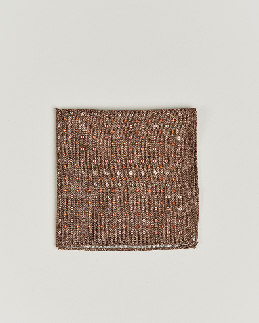 Uomini | Amanda Christensen Silk Oxford Printed Flower Pocket Square Brown | Amanda Christensen | Silk Oxford Printed Flower Pocket Square Brown