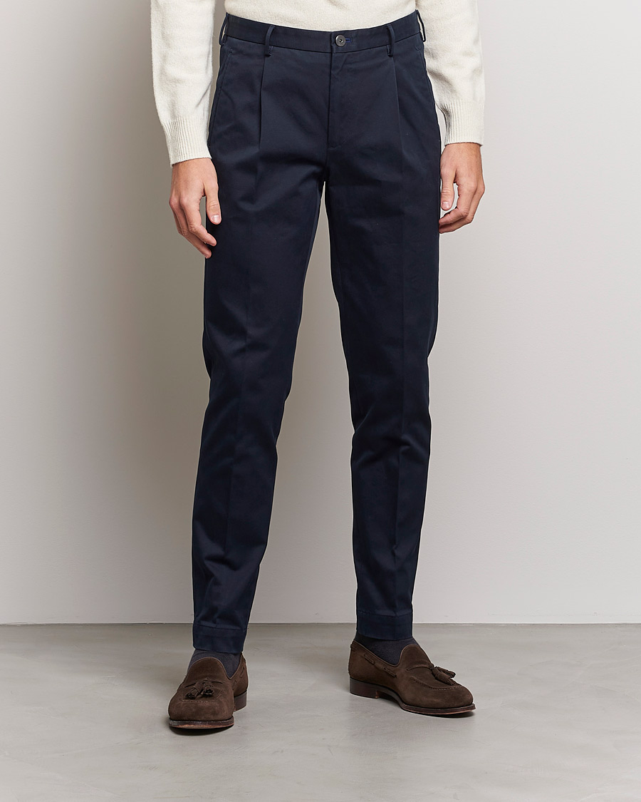 Uomini | Pantaloni | Incotex | Pleated Cotton Stretch Chinos Navy