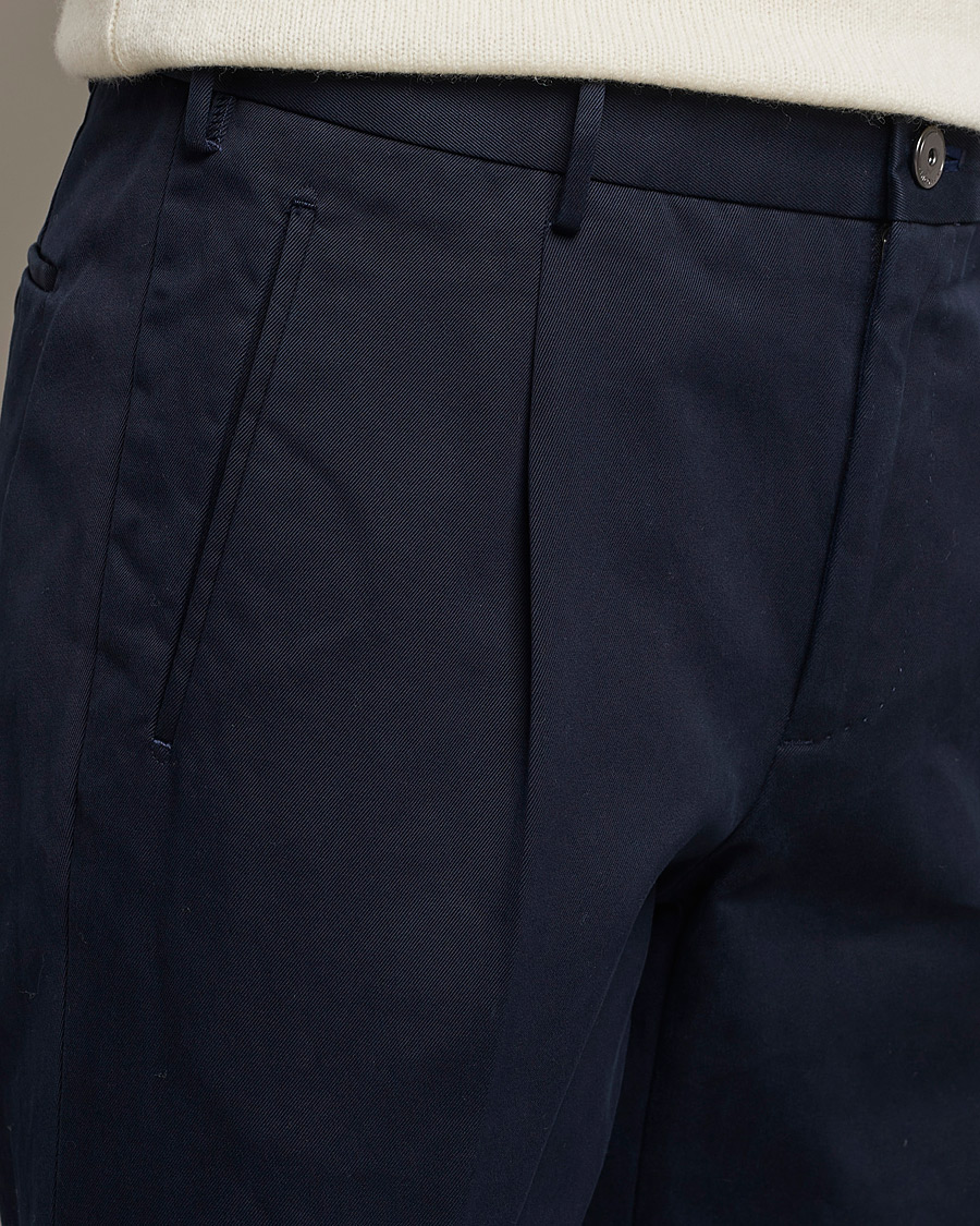 Uomini | Pantaloni | Incotex | Pleated Cotton Stretch Chinos Navy