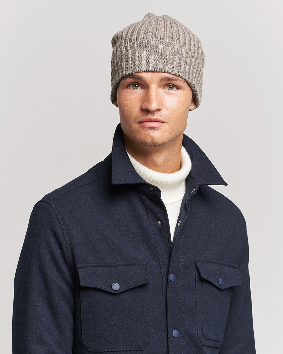 Uomini | Piacenza Cashmere Ribbed Cashmere Beanie Taupe | Piacenza Cashmere | Ribbed Cashmere Beanie Taupe