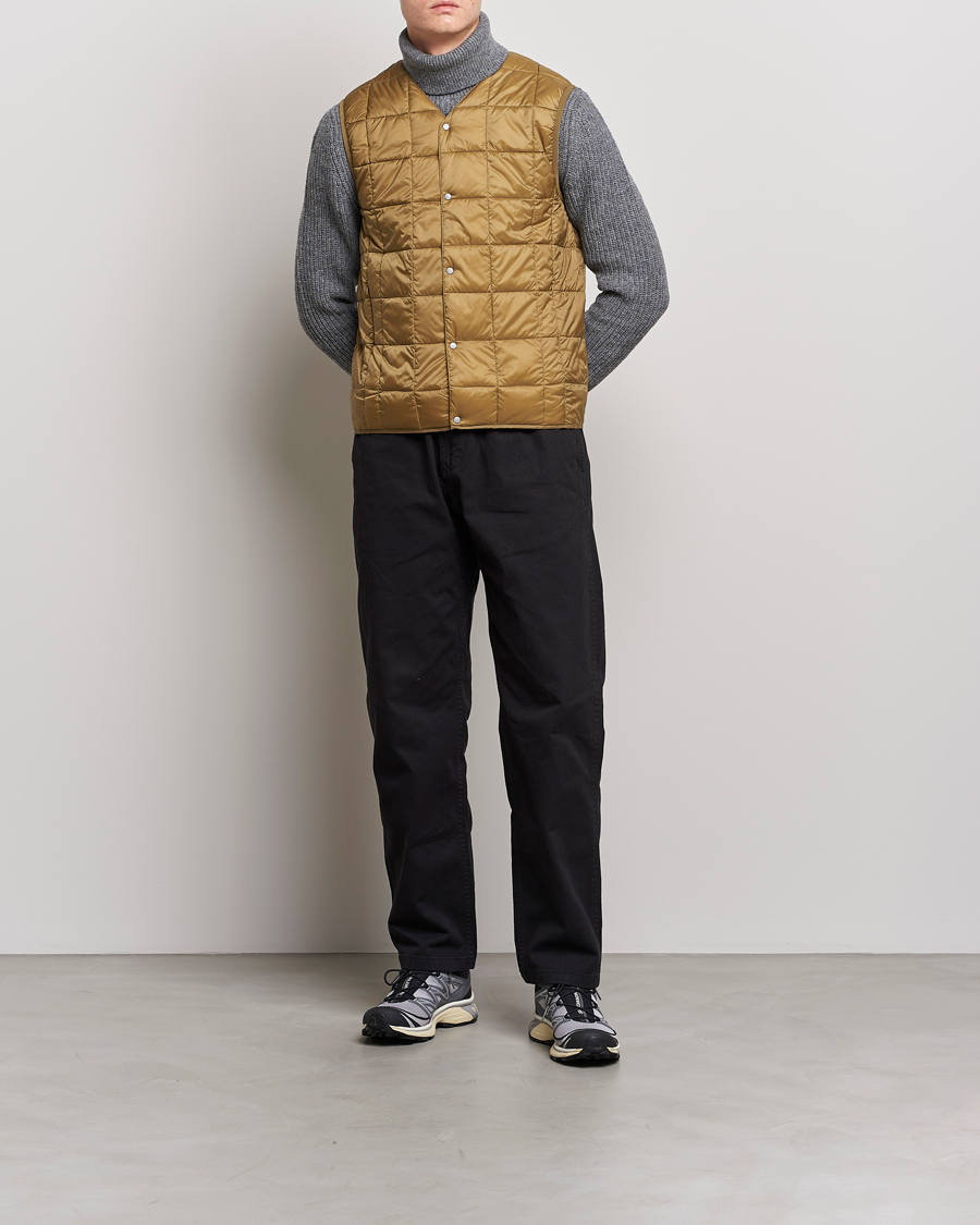 Uomini | Giacche | TAION | V-Neck Lightweight Down Vest Beige