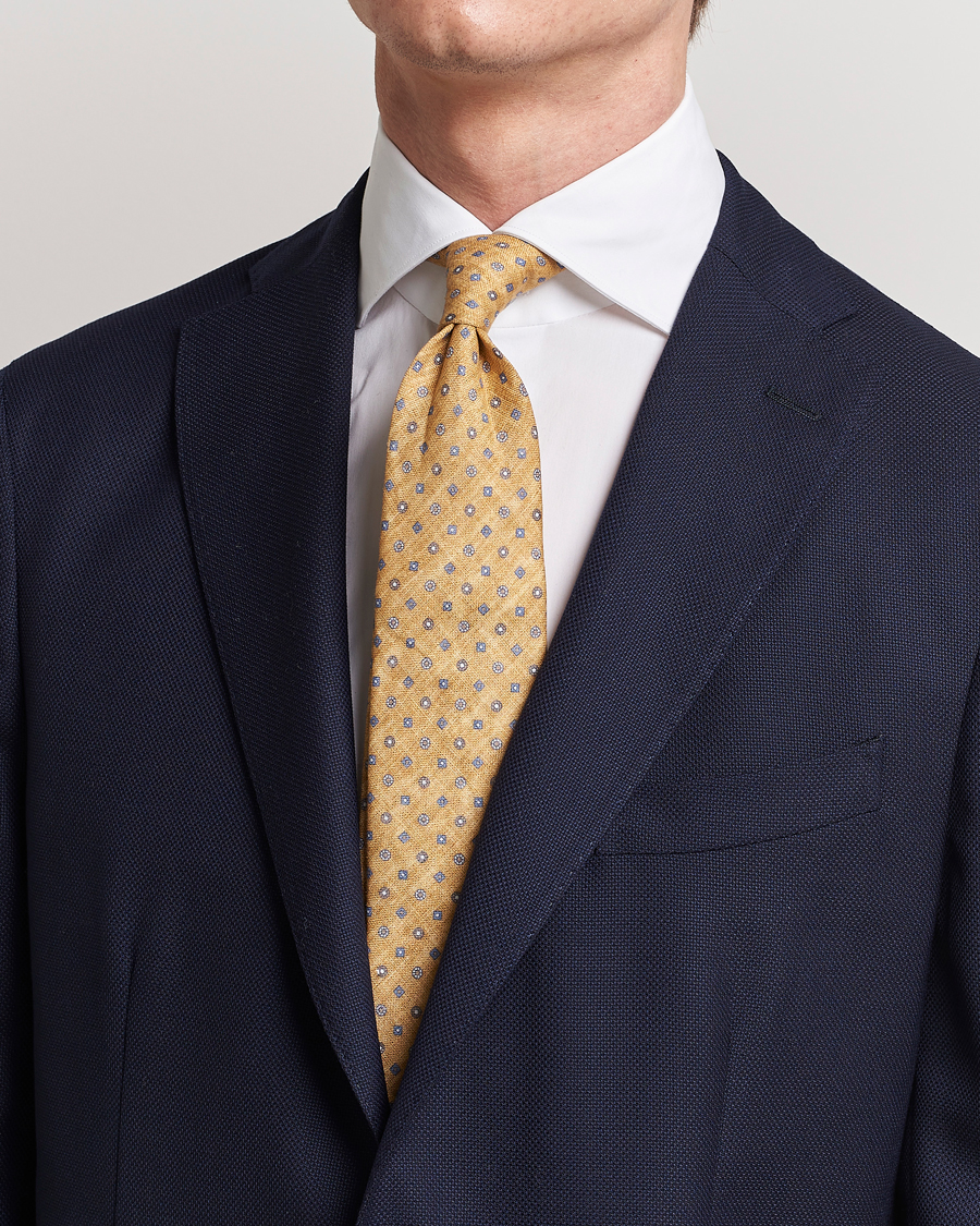 Uomini | Amanda Christensen Linen Printed Medallion 8cm Tie Yellow | Amanda Christensen | Linen Printed Medallion 8cm Tie Yellow