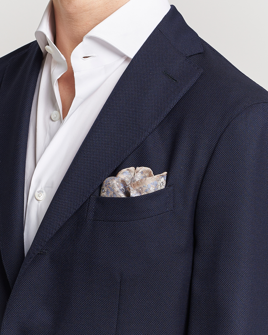 Uomini | Amanda Christensen Silk Oxford Printed Flower Pocket Square Yellow | Amanda Christensen | Silk Oxford Printed Flower Pocket Square Yellow