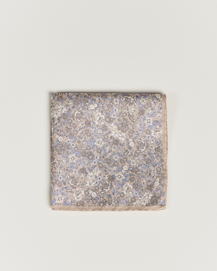 Uomini | Amanda Christensen Silk Oxford Printed Flower Pocket Square Yellow | Amanda Christensen | Silk Oxford Printed Flower Pocket Square Yellow