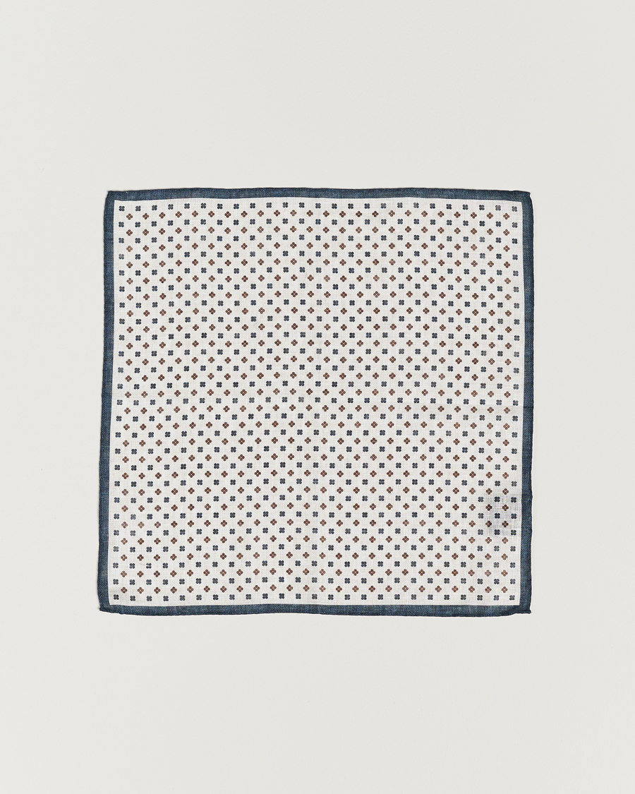 Uomini | Amanda Christensen Linen Paspoal Printed Flower Pocket Square White/Navy | Amanda Christensen | Linen Paspoal Printed Flower Pocket Square White/Navy