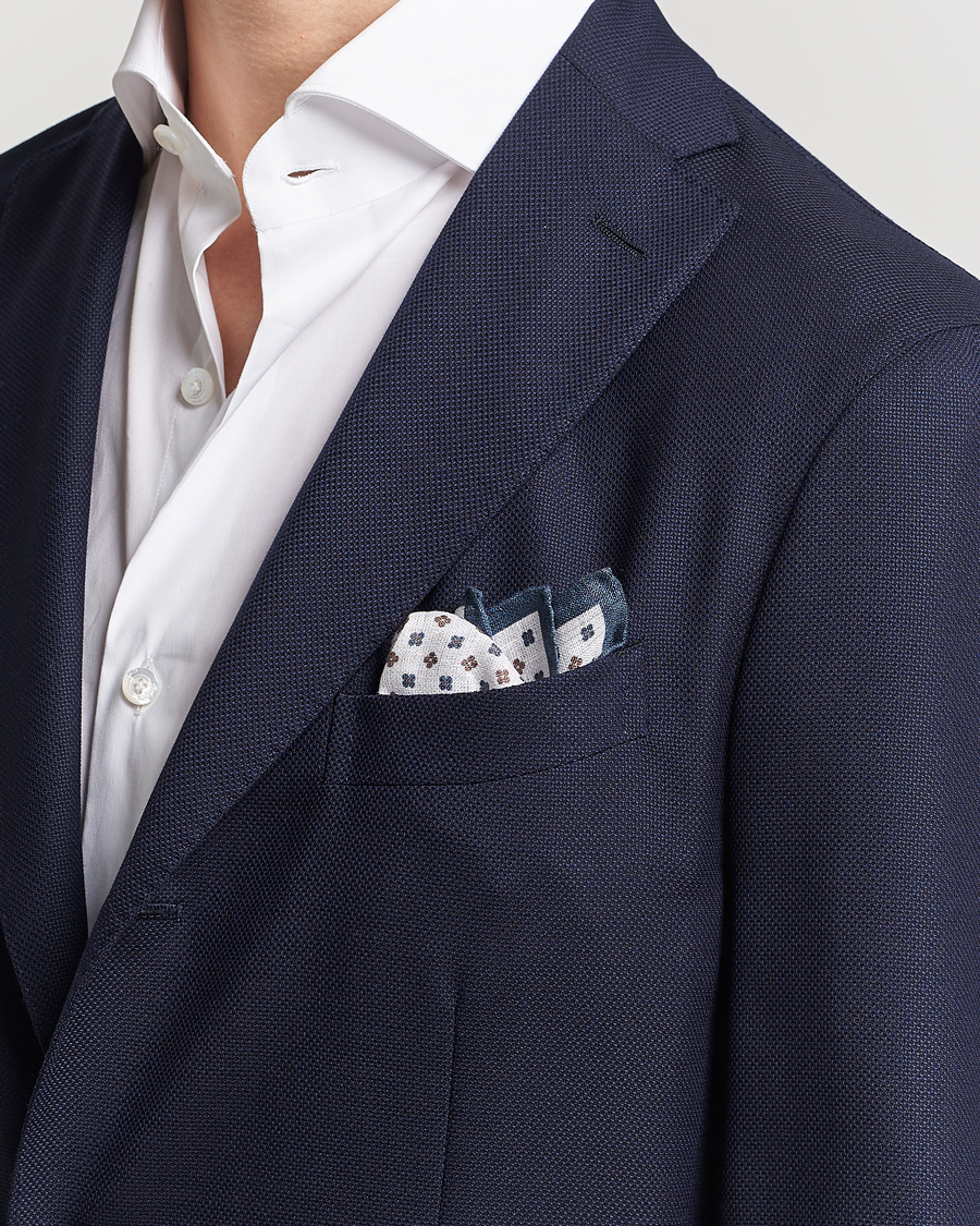 Uomini | Amanda Christensen Linen Paspoal Printed Flower Pocket Square White/Navy | Amanda Christensen | Linen Paspoal Printed Flower Pocket Square White/Navy