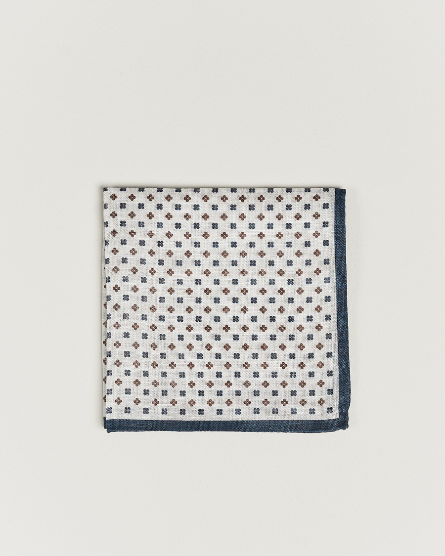 Uomini | Amanda Christensen Linen Paspoal Printed Flower Pocket Square White/Navy | Amanda Christensen | Linen Paspoal Printed Flower Pocket Square White/Navy