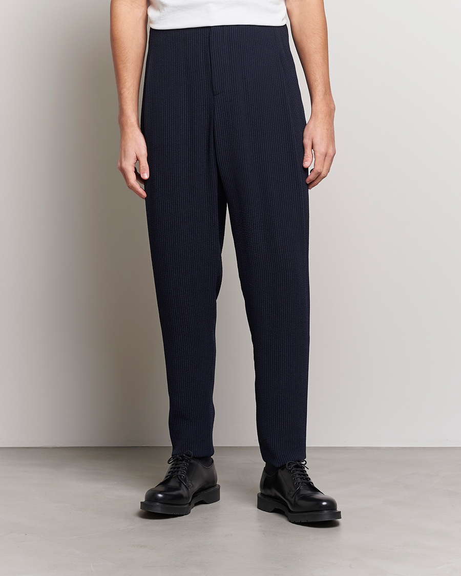Uomini | Pantaloni | Giorgio Armani | Pleated Seersucker Pants Navy