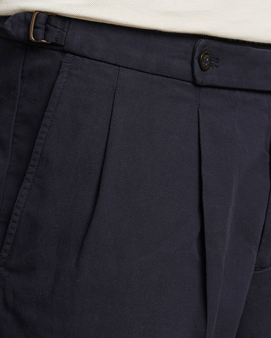 Uomini | Pantaloncini | Incotex | Pleated Chinolino Shorts Navy