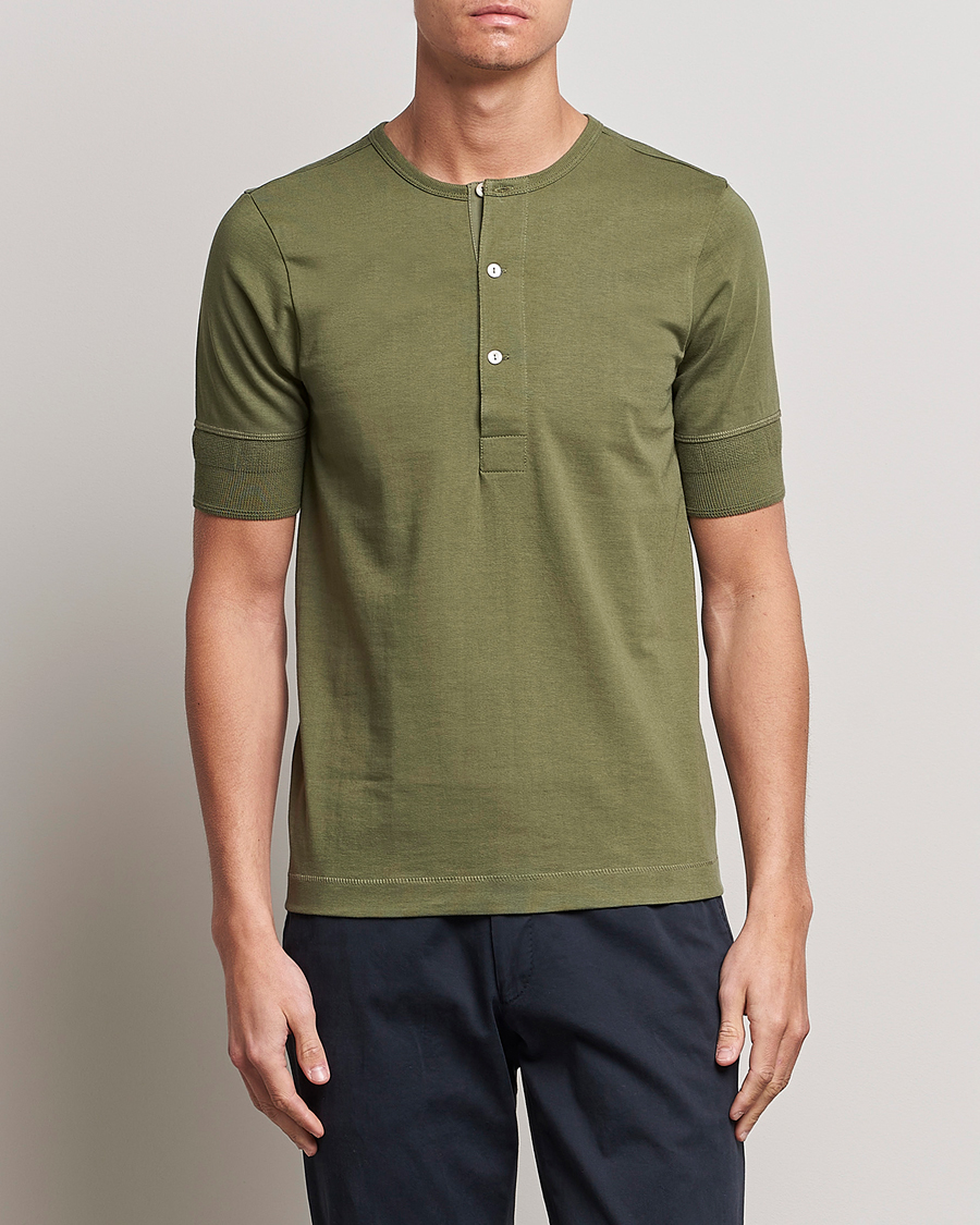 Uomini | T-shirt | Merz b. Schwanen | Short Sleeve Organic Cotton Henley Army