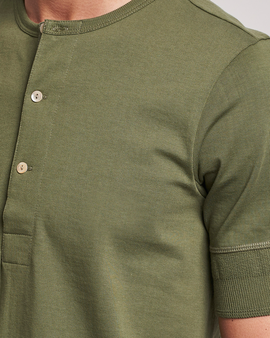 Uomini | T-shirt | Merz b. Schwanen | Short Sleeve Organic Cotton Henley Army