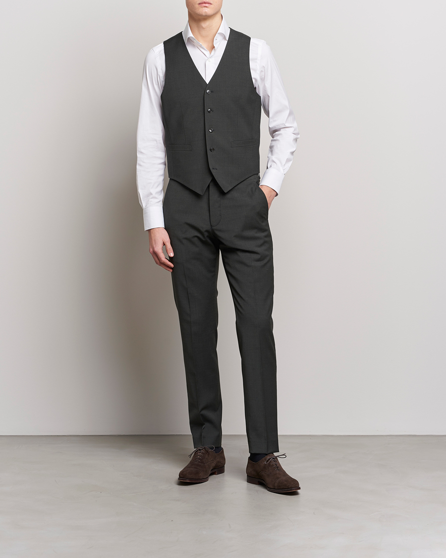 Uomini | Gilet | Tiger of Sweden | Wayde Wool Travel Waistcoat Olive Extreme