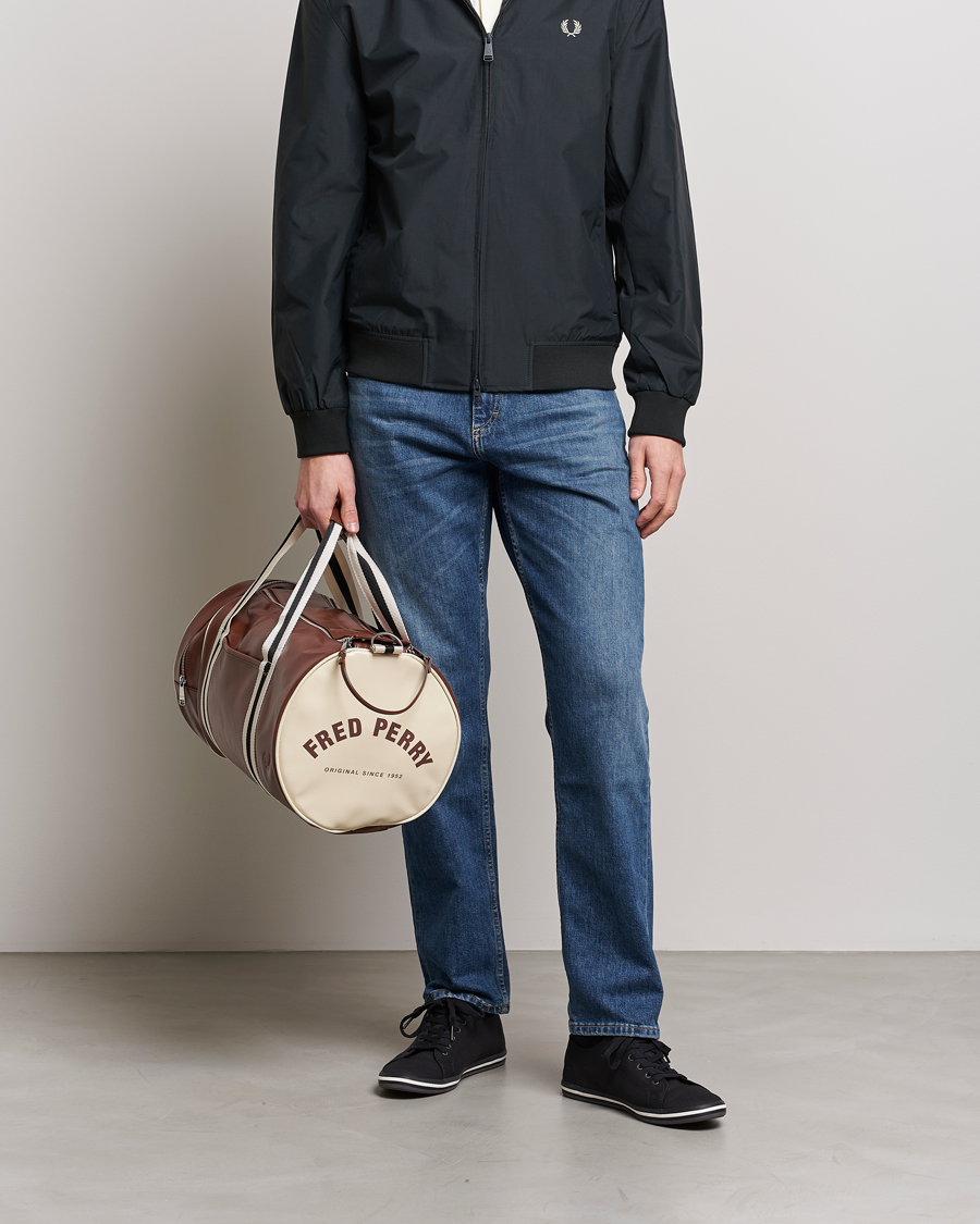 Uomini | Fred Perry Classic Barrel Bag Tan | Fred Perry | Classic Barrel Bag Tan