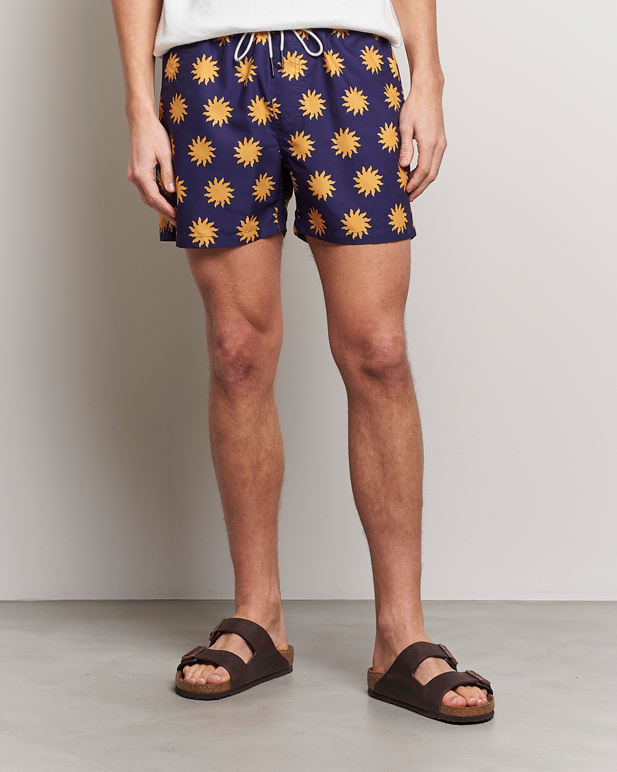 Uomini | Costumi da bagno | OAS | Printed Swimshorts Sunday Sun