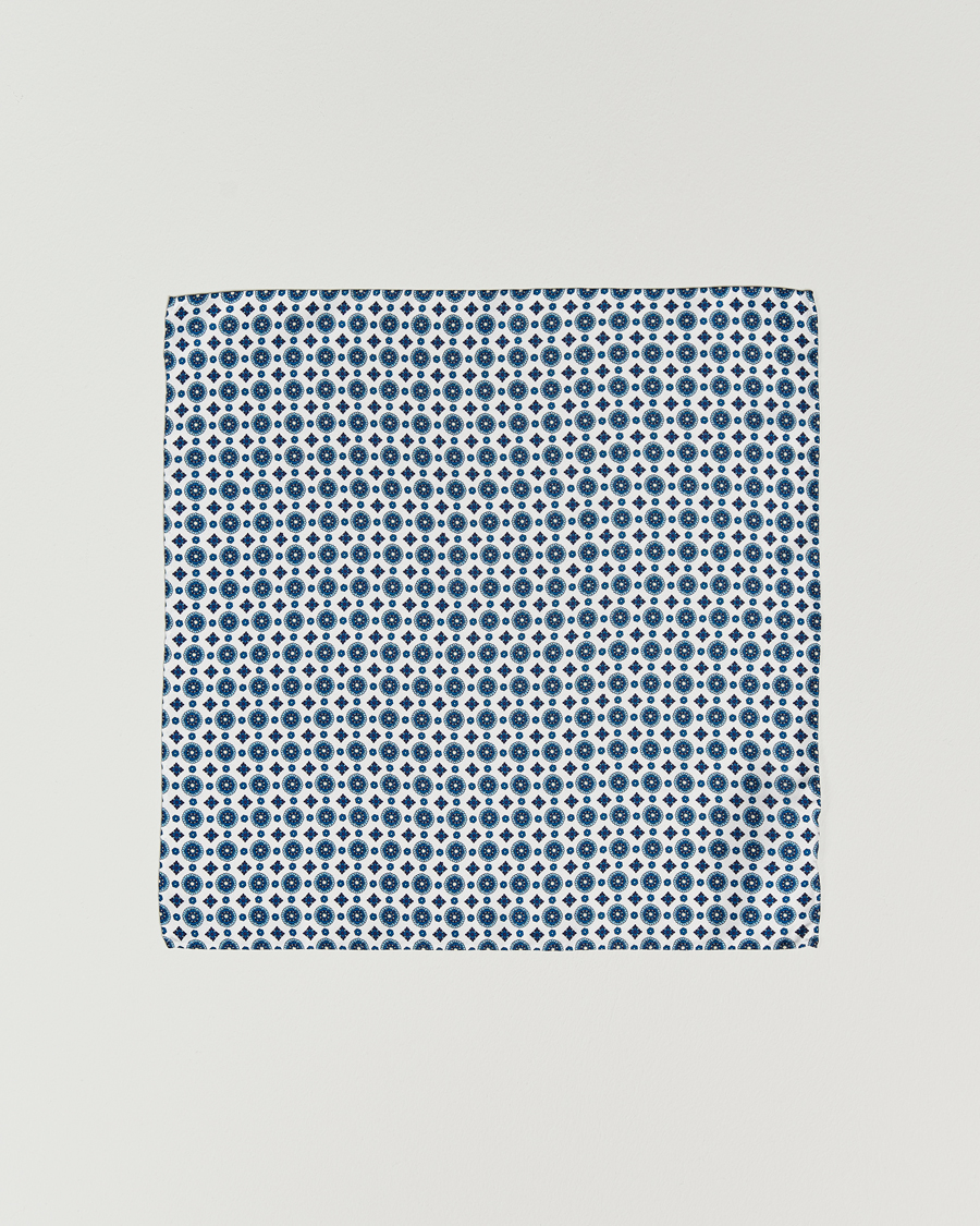 Uomini | Amanda Christensen Medallion Silk Pocket Square White | Amanda Christensen | Medallion Silk Pocket Square White