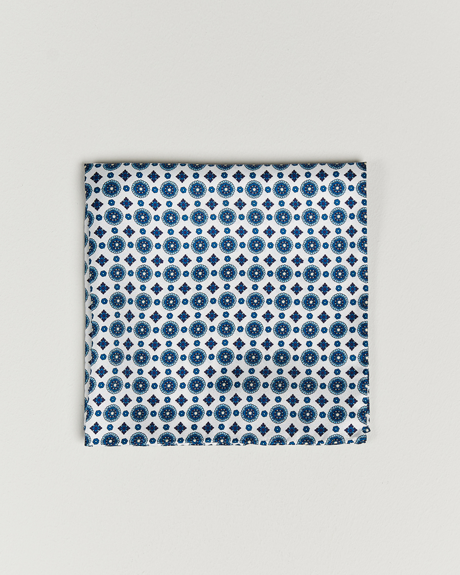 Uomini | Amanda Christensen Medallion Silk Pocket Square White | Amanda Christensen | Medallion Silk Pocket Square White