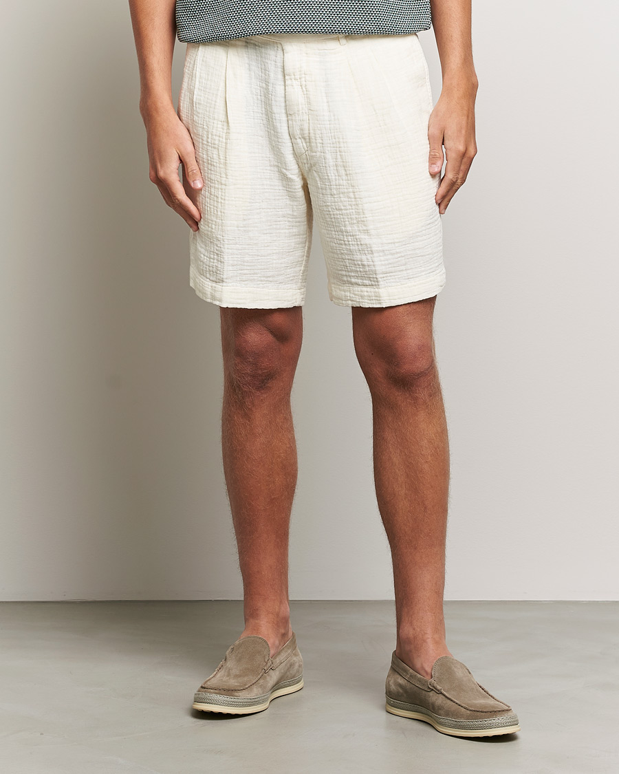 Uomini | Pantaloncini | Oscar Jacobson | Tanker Pleated Crepe Cotton Shorts White