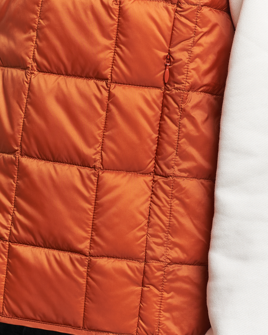 Uomini | Giacche | TAION | V-Neck Lightweight Down Vest Brick Orange