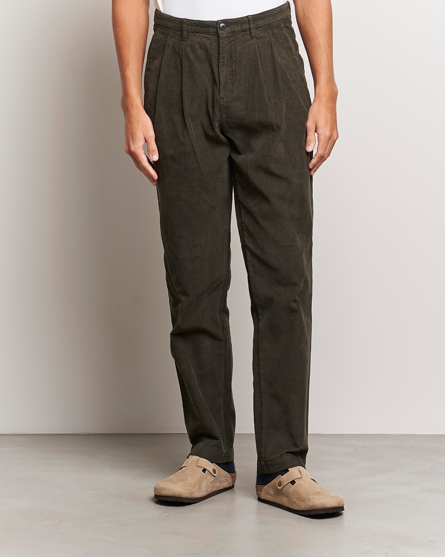 Uomini | Pantaloni | Sunspel | Corduroy Double Pleat Trousers Coffee