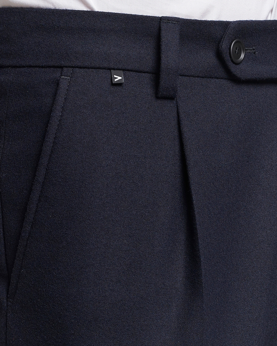 Uomini | Pantaloni | BOSS BLACK | Perin Tech Flannel Pleated Trousers Dark Blue