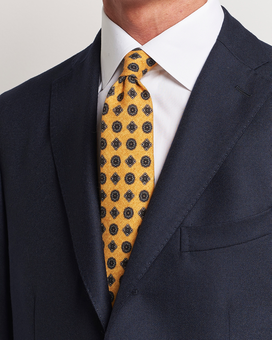 Uomini | Amanda Christensen Wool Flannel 8cm Printed Medallion Tie Yellow | Amanda Christensen | Wool Flannel 8cm Printed Medallion Tie Yellow