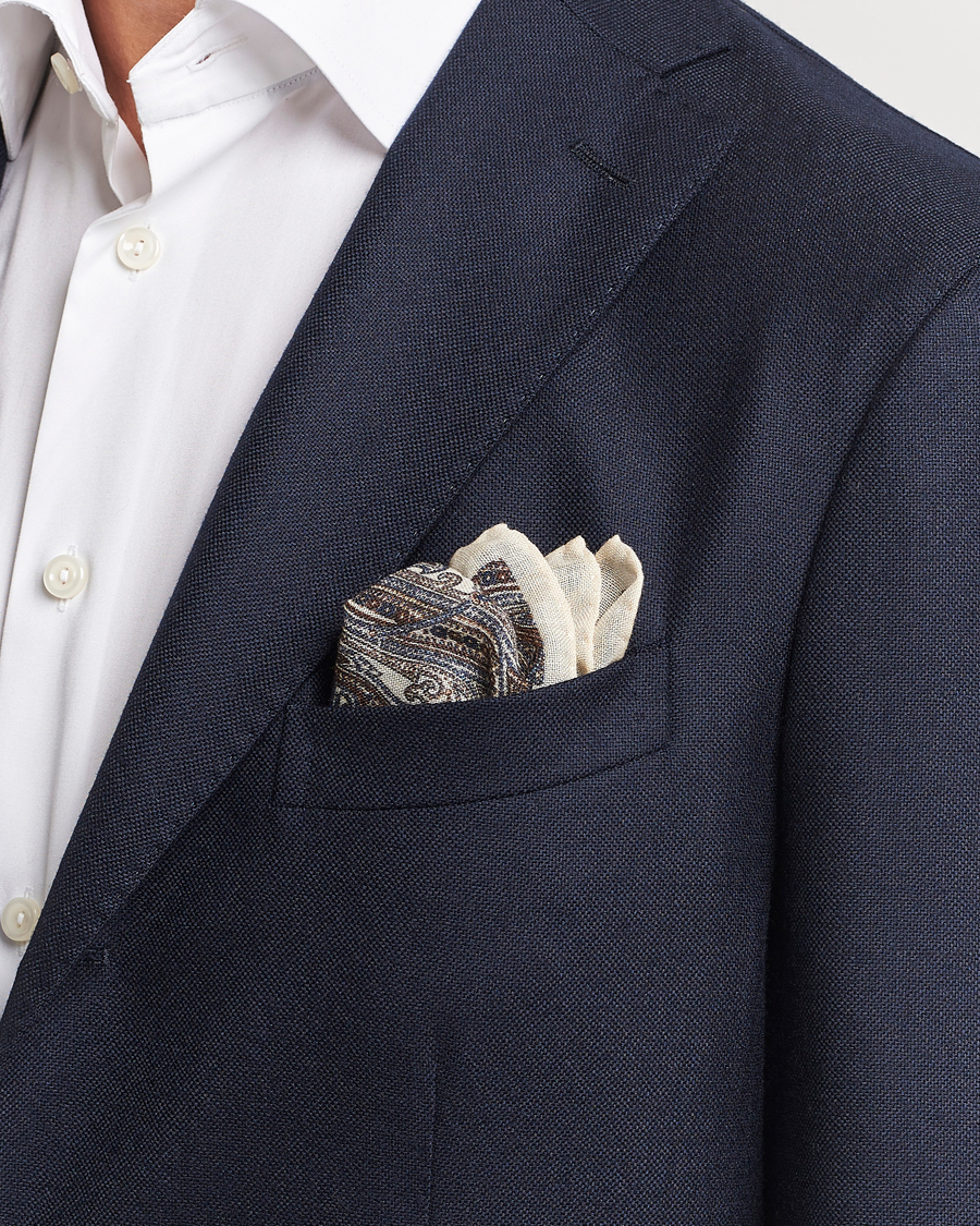 Uomini | Amanda Christensen Wool Printed Large Paisley Pocket Square White | Amanda Christensen | Wool Printed Large Paisley Pocket Square White