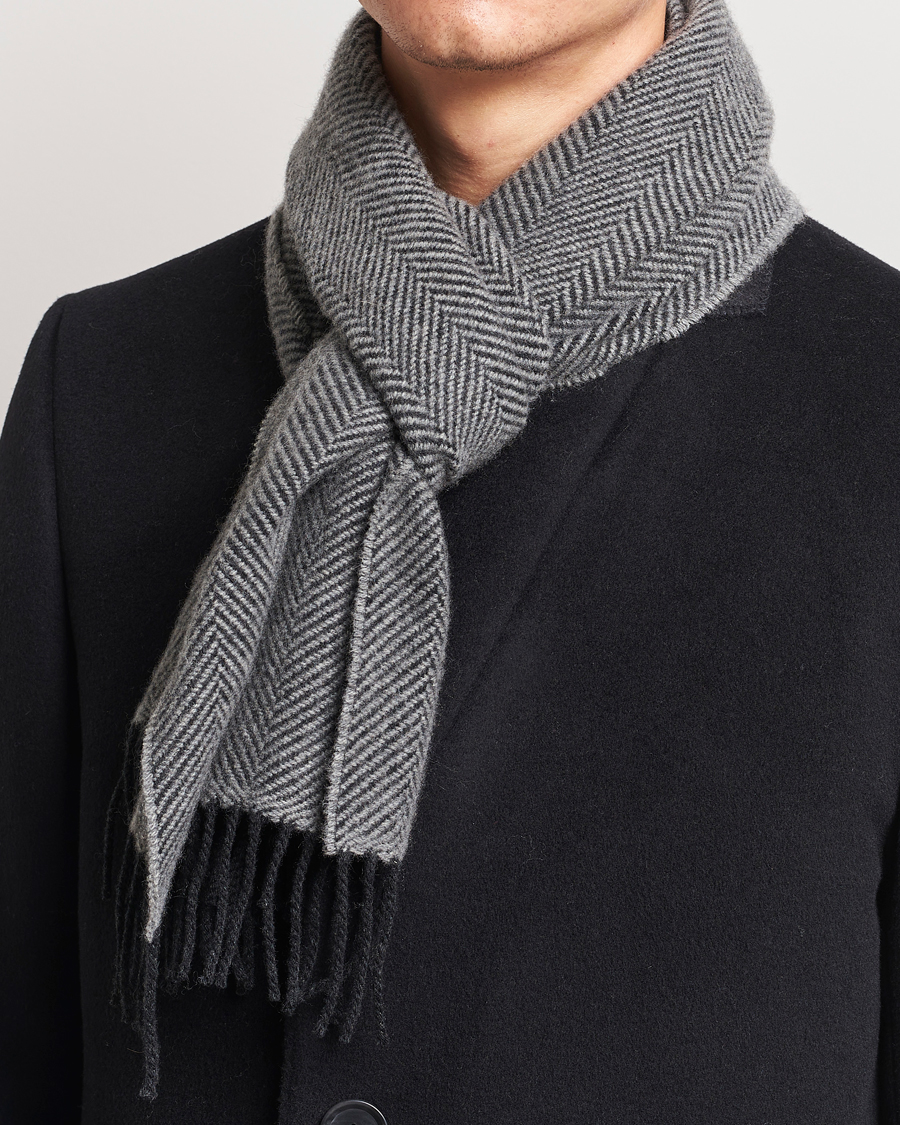 Uomini | Begg & Co Herringbone Cashmere Scarf 30*170cm Grey | Begg & Co | Herringbone Cashmere Scarf 30*170cm Grey