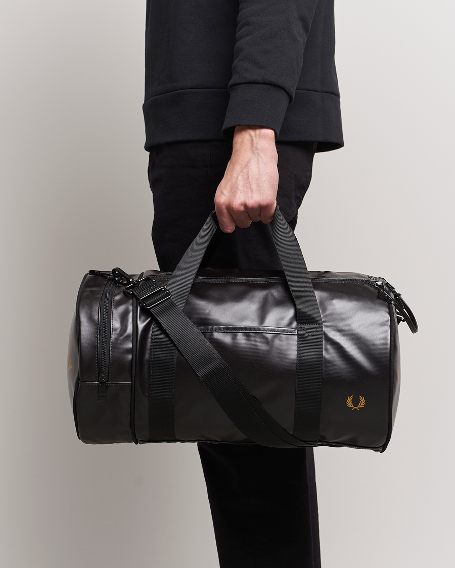 Uomini | Borse | Fred Perry | Tonal Classic Barrel Bag Black/Gold